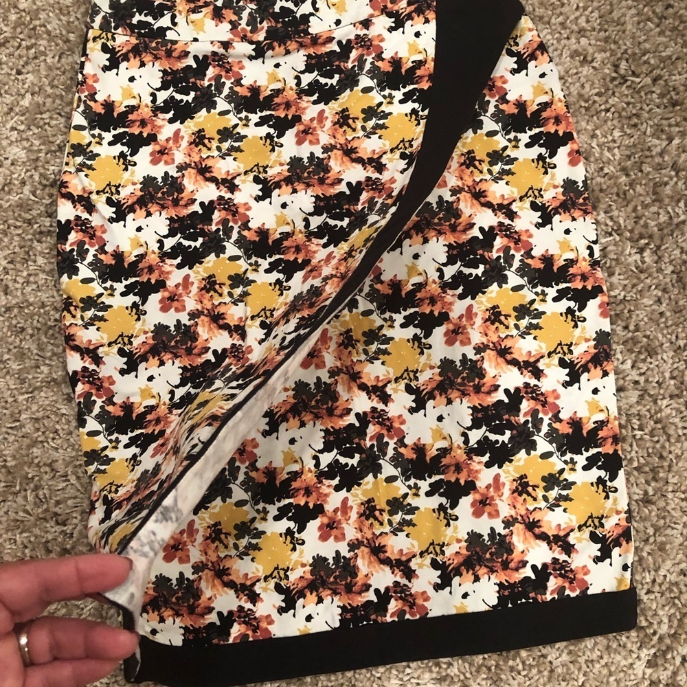 De Collection Floral Wrap Style Skirt Size M - Picture 3 of 8